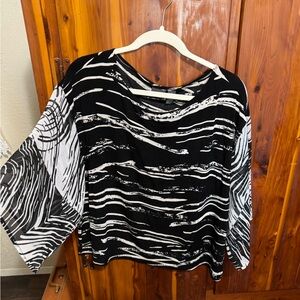 Travelon Black and White Abstract Blouse
